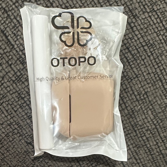 Other - Beige AirPod 4 case with flower keychain and AirPod cleaner